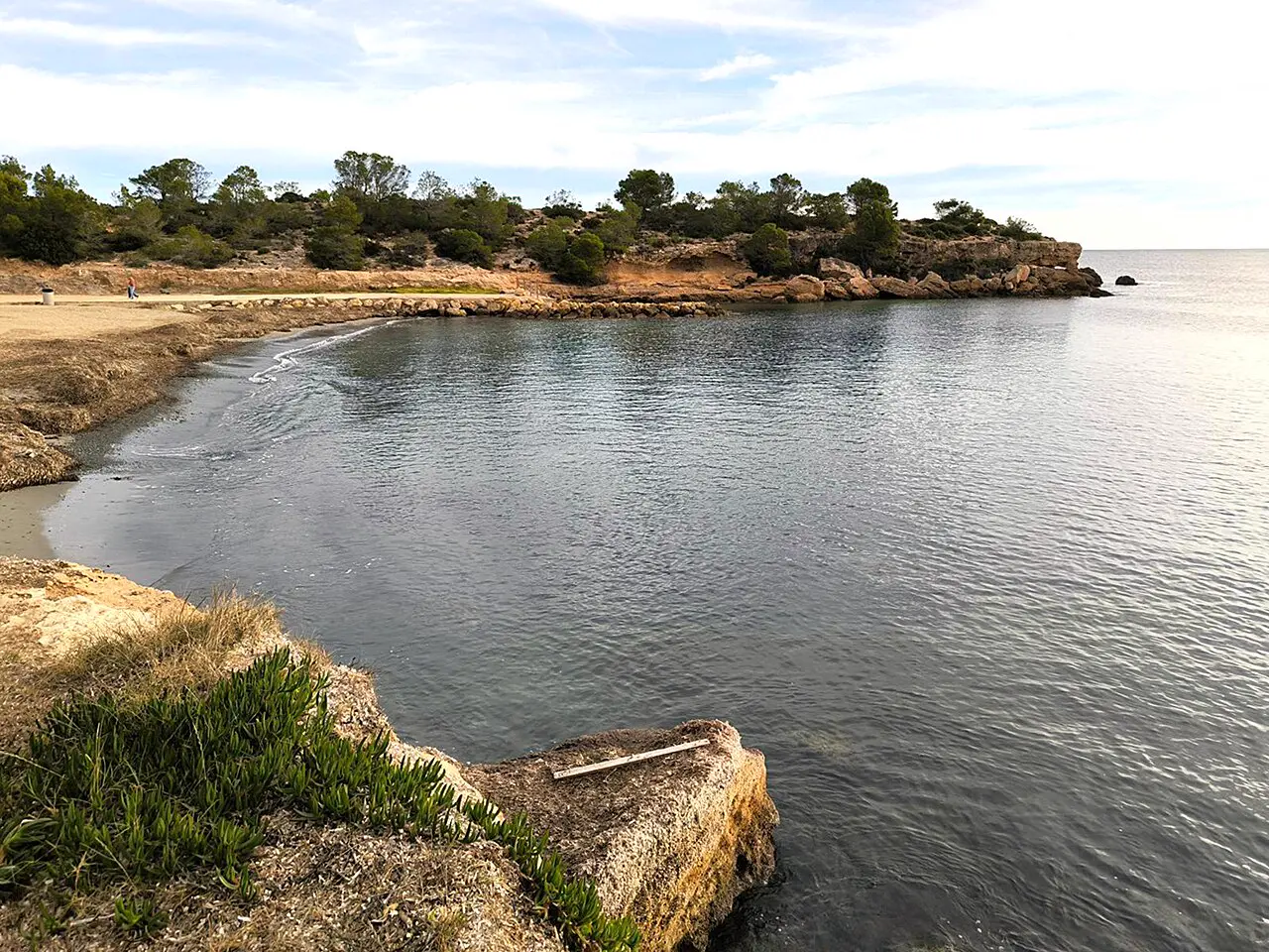 Playa de Bon Capó con arena y mar en la costa sur de L'Ametlla de Mar