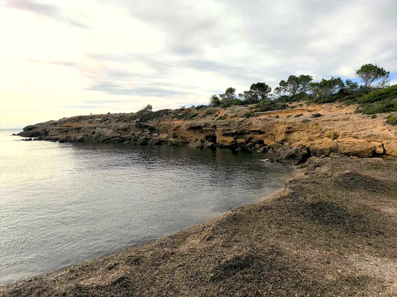 Cala de Bon Caponet entre rocas en la costa sur de L'Ametlla de Mar