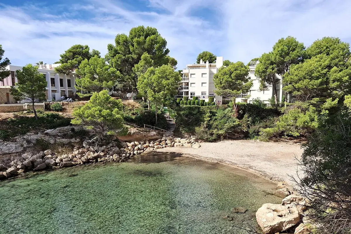 Cala Llobeta en el litoral de L'Ametlla de Mar