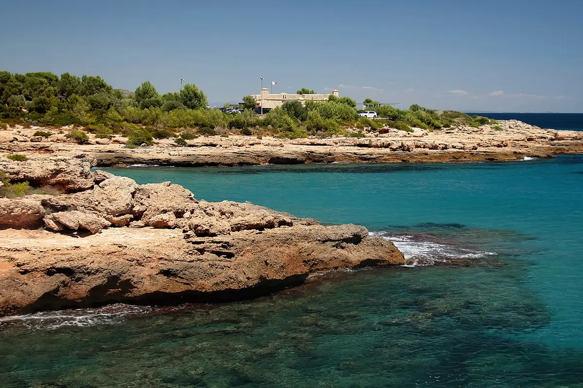 Cala Vidre y su agua clara junto a Sant Jordi d'Alfama