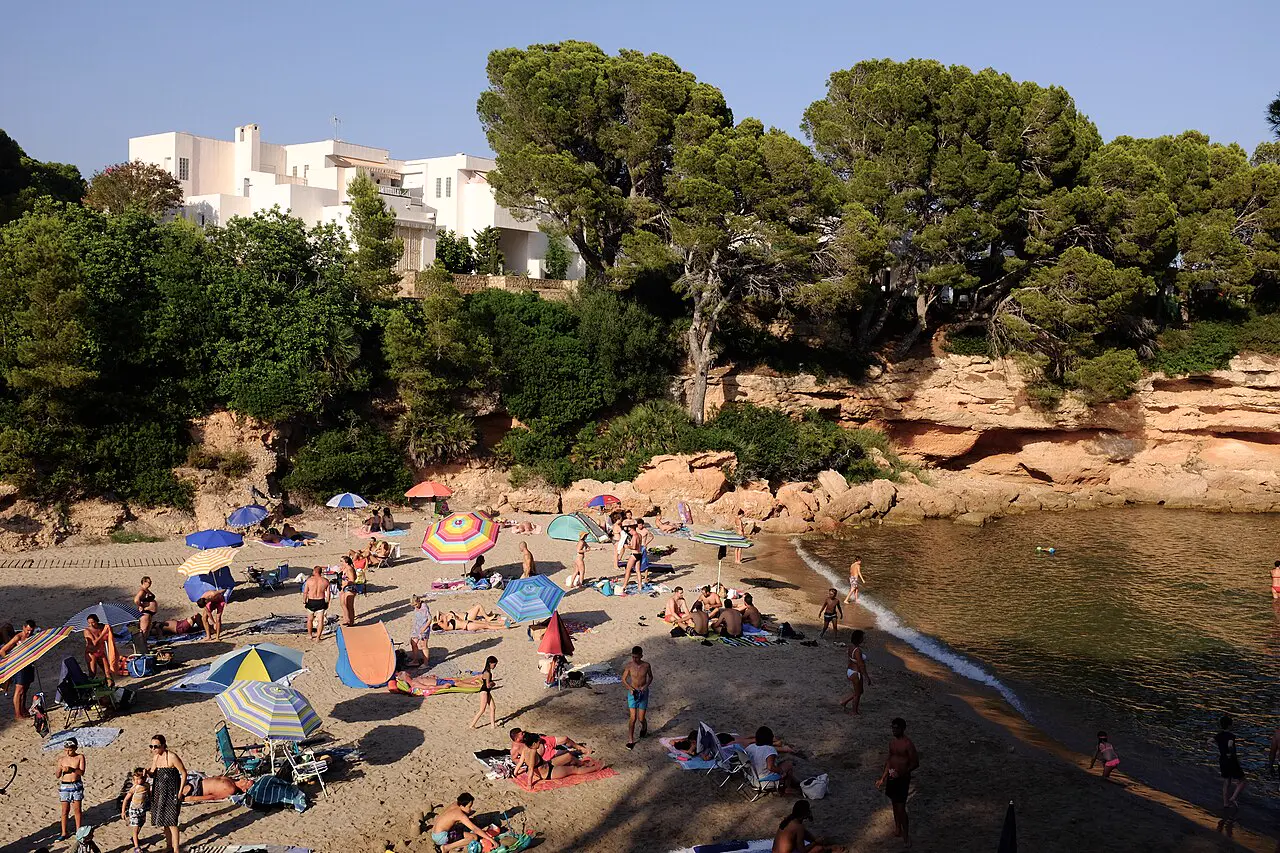 Cala Calafató entre rocas y pinos en la costa norte de L'Ametlla de Mar