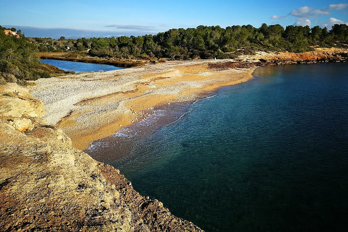 Cala Santes Creus en el espacio natural protegido