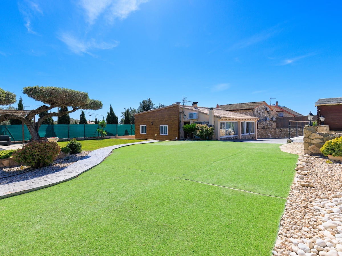 Jardin amplio con cesped y zona exterior