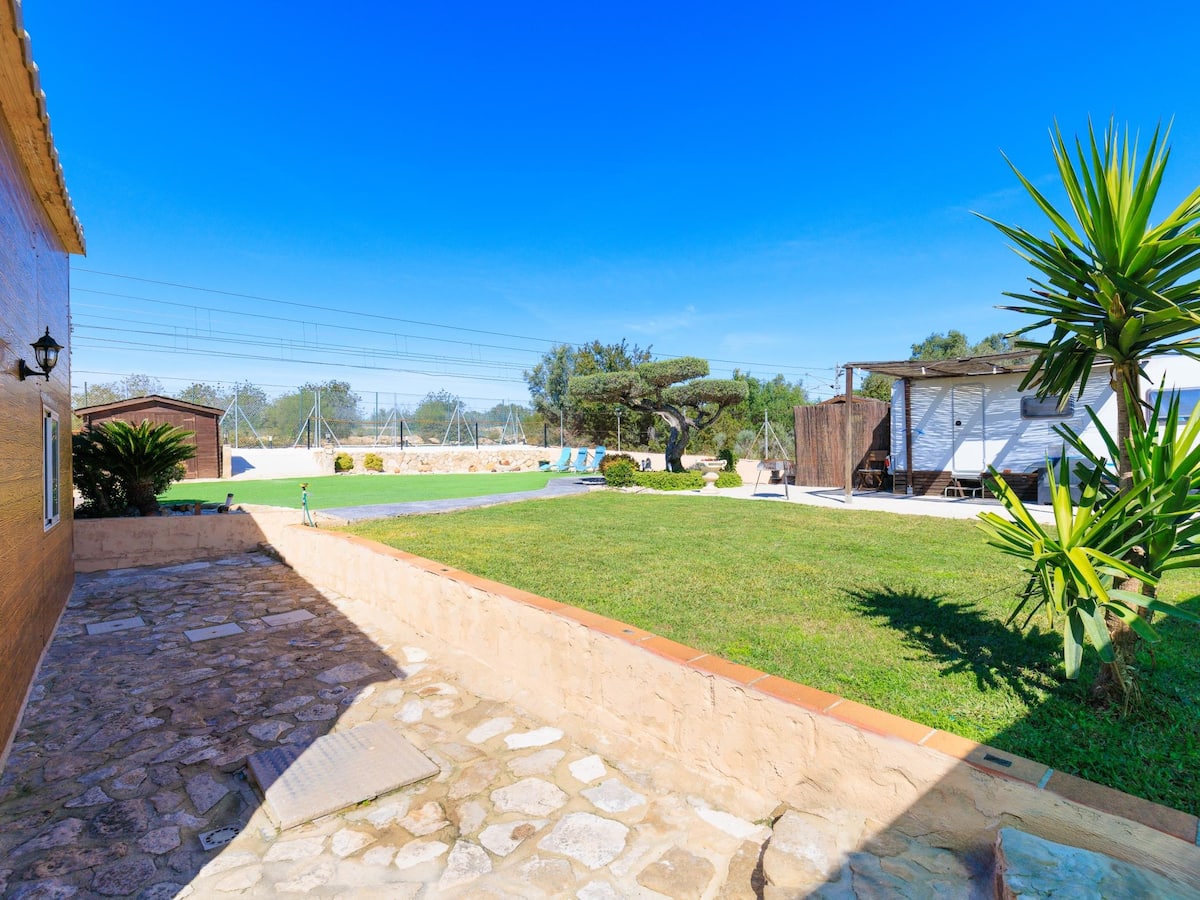 Jardin y terraza exterior de la masia